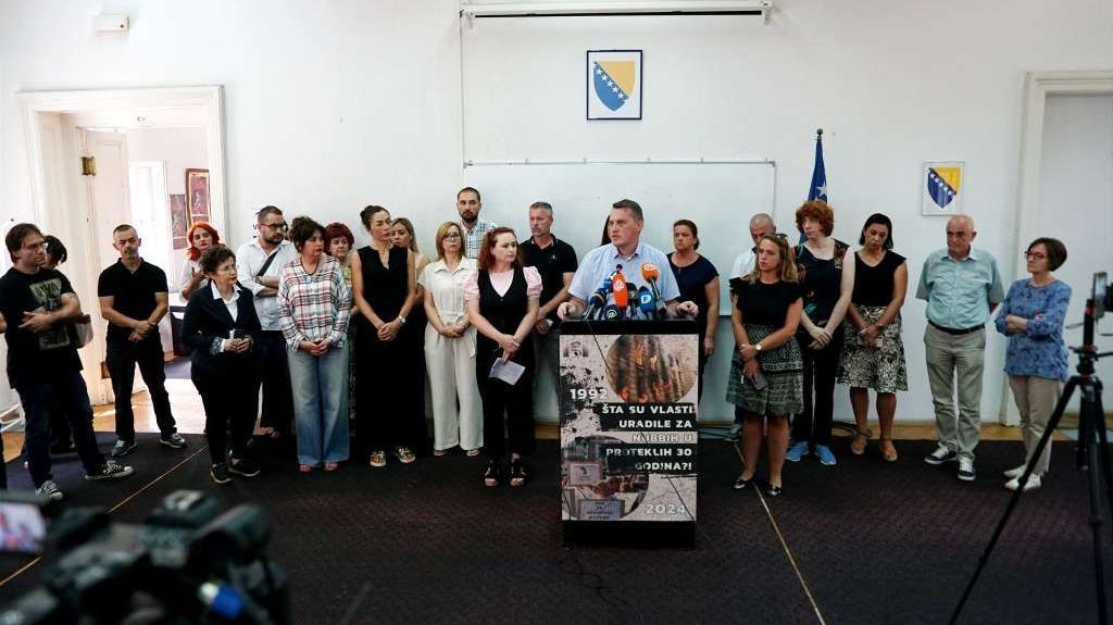 Predsjednik Vijeća Aldin Huskić izjavio je na konferenciji za medije da je razlog za tu odluku nedostatak konkretne politike od strane vlasti za rješavanje situacije