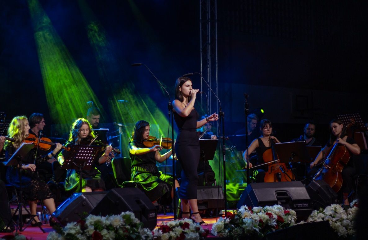 Priča Festivala seže još 60-ih godina kada je Zavičajni klub studenata organizirao susrete mladih pjevača iz susjednih gradova