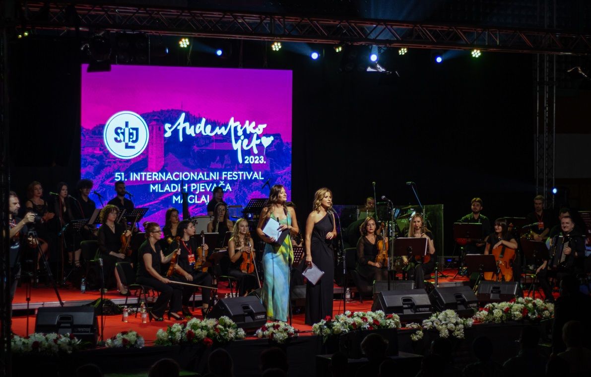 Priča Festivala seže još 60-ih godina kada je Zavičajni klub studenata organizirao susrete mladih pjevača iz susjednih gradova