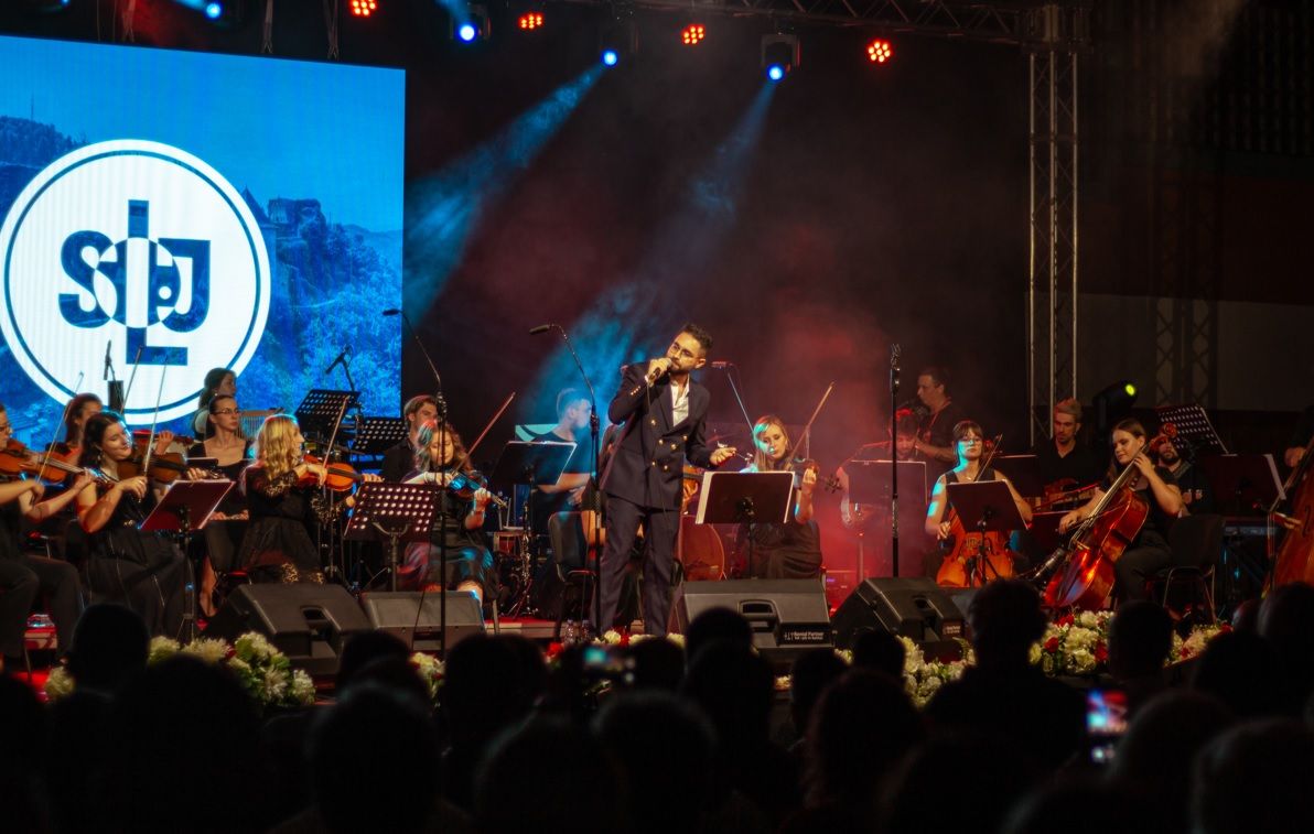 Priča Festivala seže još 60-ih godina kada je Zavičajni klub studenata organizirao susrete mladih pjevača iz susjednih gradova
