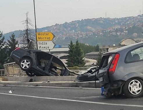 Kako je potvrđeno za Hayat.ba, dvije osobe su prevezene na ukazivanje ljekarske pomoći i očekuje se stepen njihovih povreda