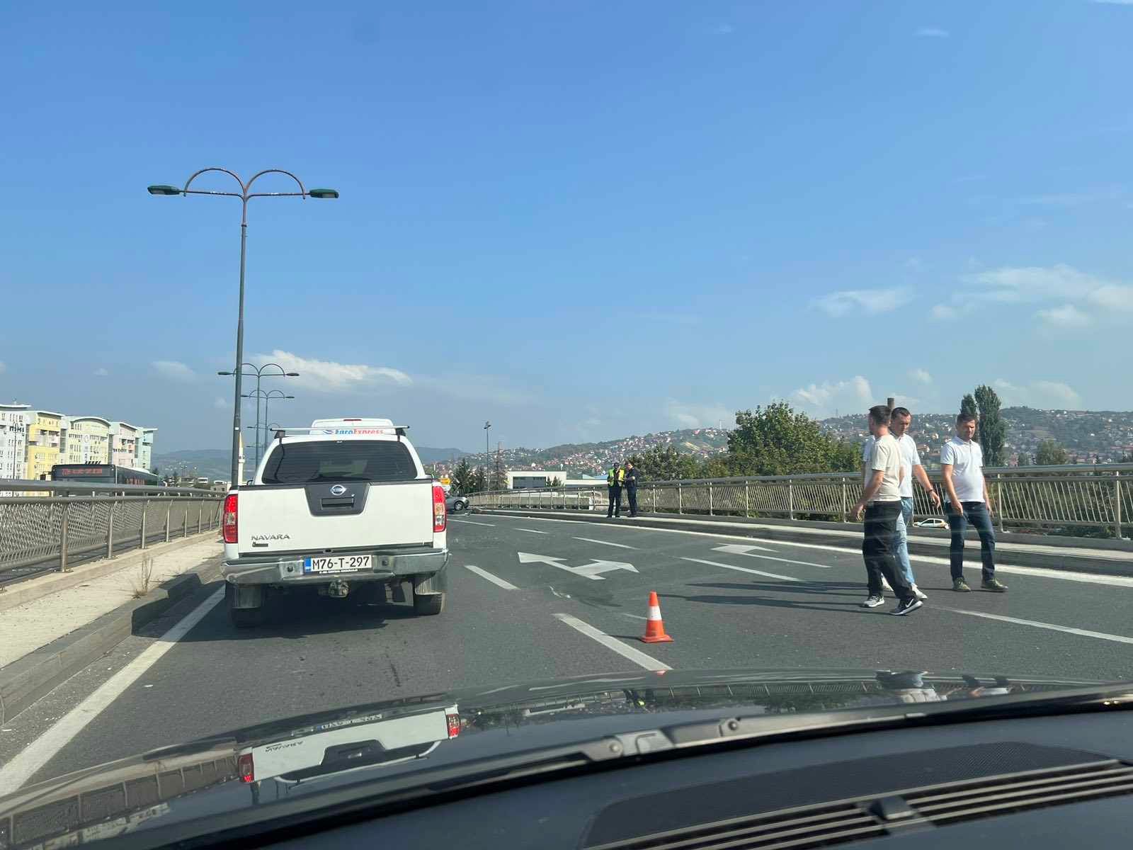 Uviđaj je još u toku, kazali su iz MUP-a KS, a na mjestu nesreće se može vidjeti uništena ograda kroz koju je prošao automobil te uništena vozila