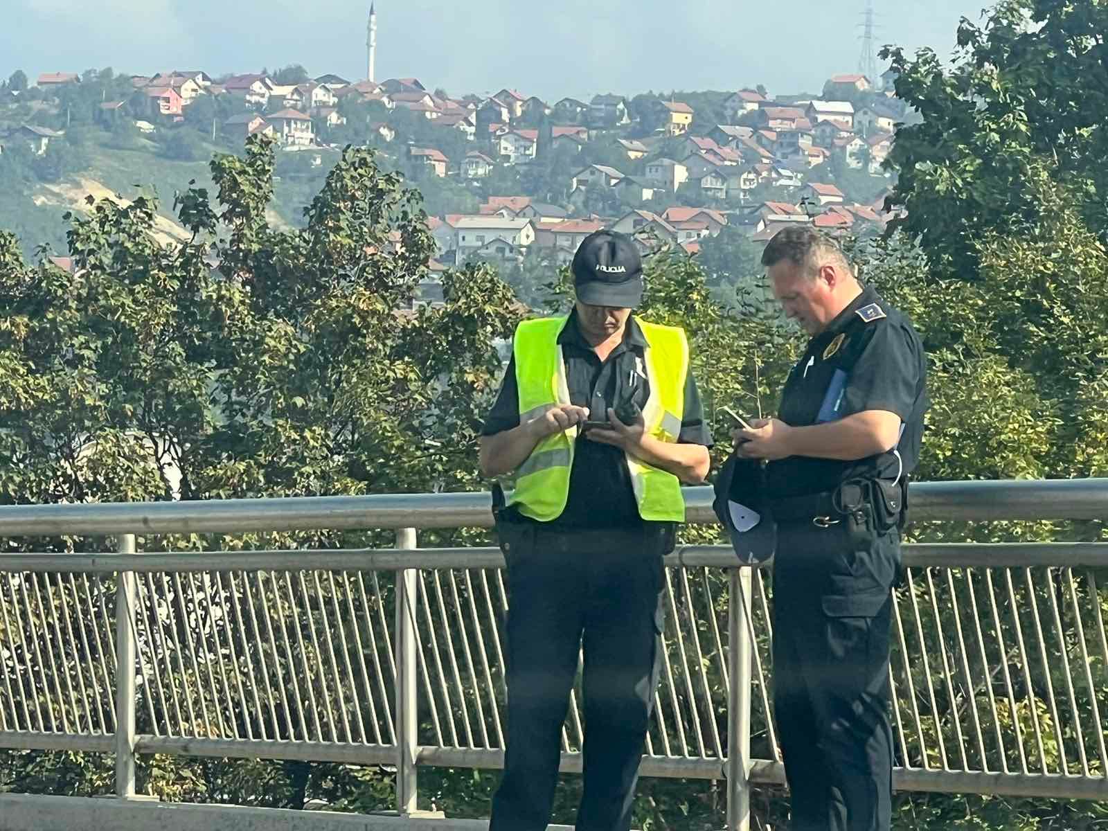 Uviđaj je još u toku, kazali su iz MUP-a KS, a na mjestu nesreće se može vidjeti uništena ograda kroz koju je prošao automobil te uništena vozila
