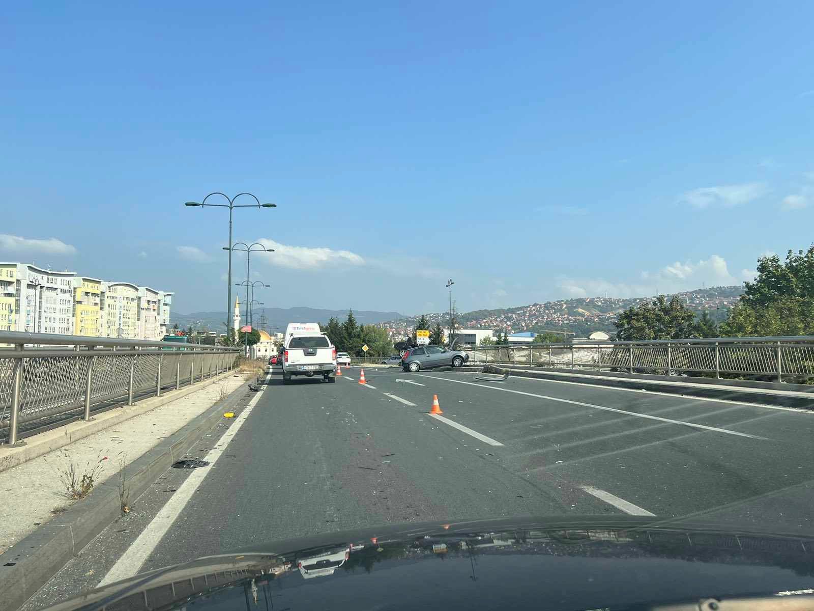 Uviđaj je još u toku, kazali su iz MUP-a KS, a na mjestu nesreće se može vidjeti uništena ograda kroz koju je prošao automobil te uništena vozila