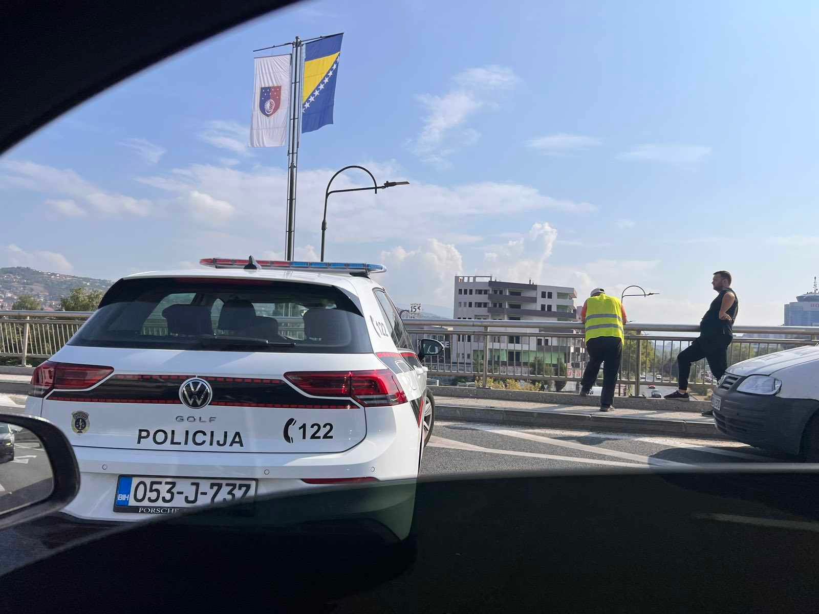 Uviđaj je još u toku, kazali su iz MUP-a KS, a na mjestu nesreće se može vidjeti uništena ograda kroz koju je prošao automobil te uništena vozila