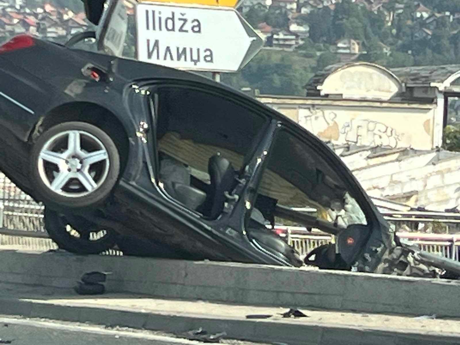 Uviđaj je još u toku, kazali su iz MUP-a KS, a na mjestu nesreće se može vidjeti uništena ograda kroz koju je prošao automobil te uništena vozila
