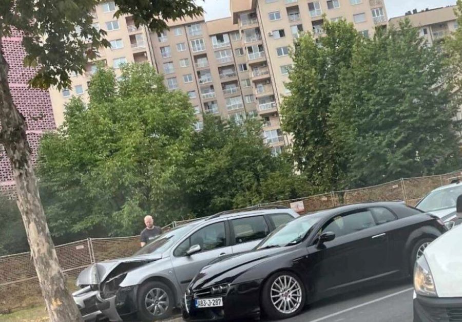 Jedan od automobila udario je u drvo, vjerovatno nakon prethodnog kontakta s drugim automobilom