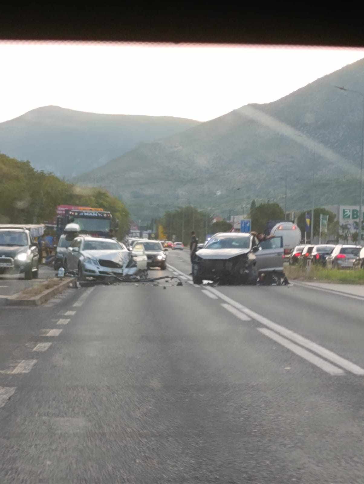 Dijelovi razbacani po cesti: U stravičnom sudaru kod bh. grada učestvovala tri vozila