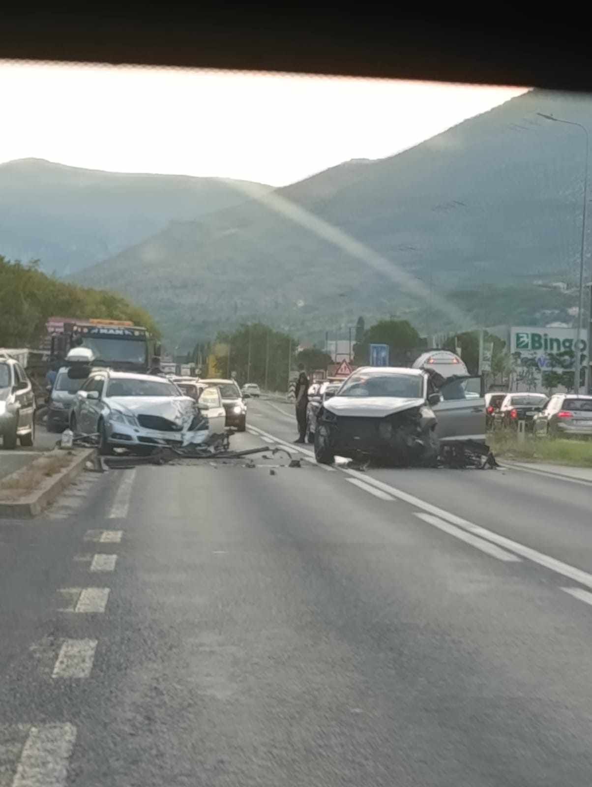 Dijelovi razbacani po cesti: U stravičnom sudaru kod bh. grada učestvovala tri vozila