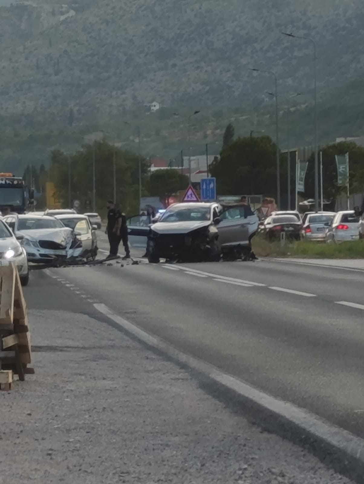 Dijelovi razbacani po cesti: U stravičnom sudaru kod bh. grada učestvovala tri vozila