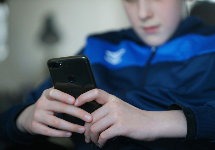 U Francuskoj je 2018. godine uvedena zabrana korištenja mobilnih telefona za učenike u srednjim i osnovnim školama, ali su djeca mogla čuvati telefone kod sebe tokom dana.