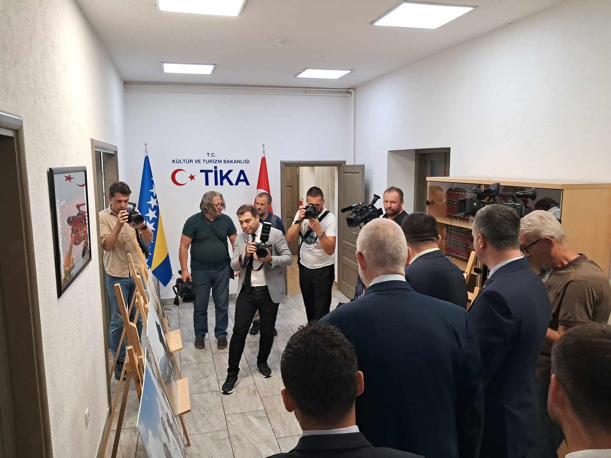 Sin nedavno preminulog bivšeg ambasadora Şükrüa Tufana kazao je kako je njegov otac insistirao da se u toku rata otvori ambasada u Sarajevu, koja je bila i prva ambasada u BiH