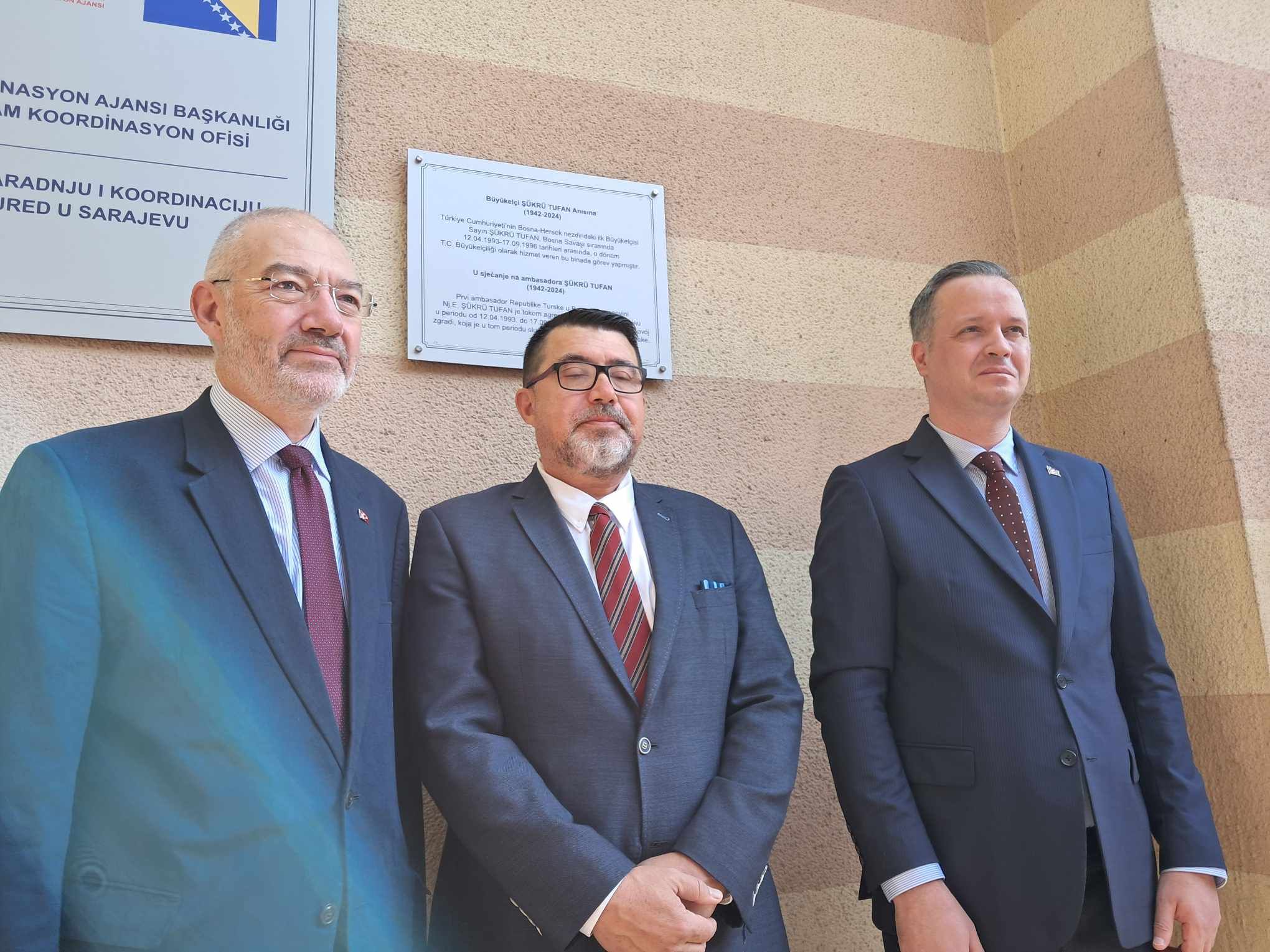 Sin nedavno preminulog bivšeg ambasadora Şükrüa Tufana kazao je kako je njegov otac insistirao da se u toku rata otvori ambasada u Sarajevu, koja je bila i prva ambasada u BiH