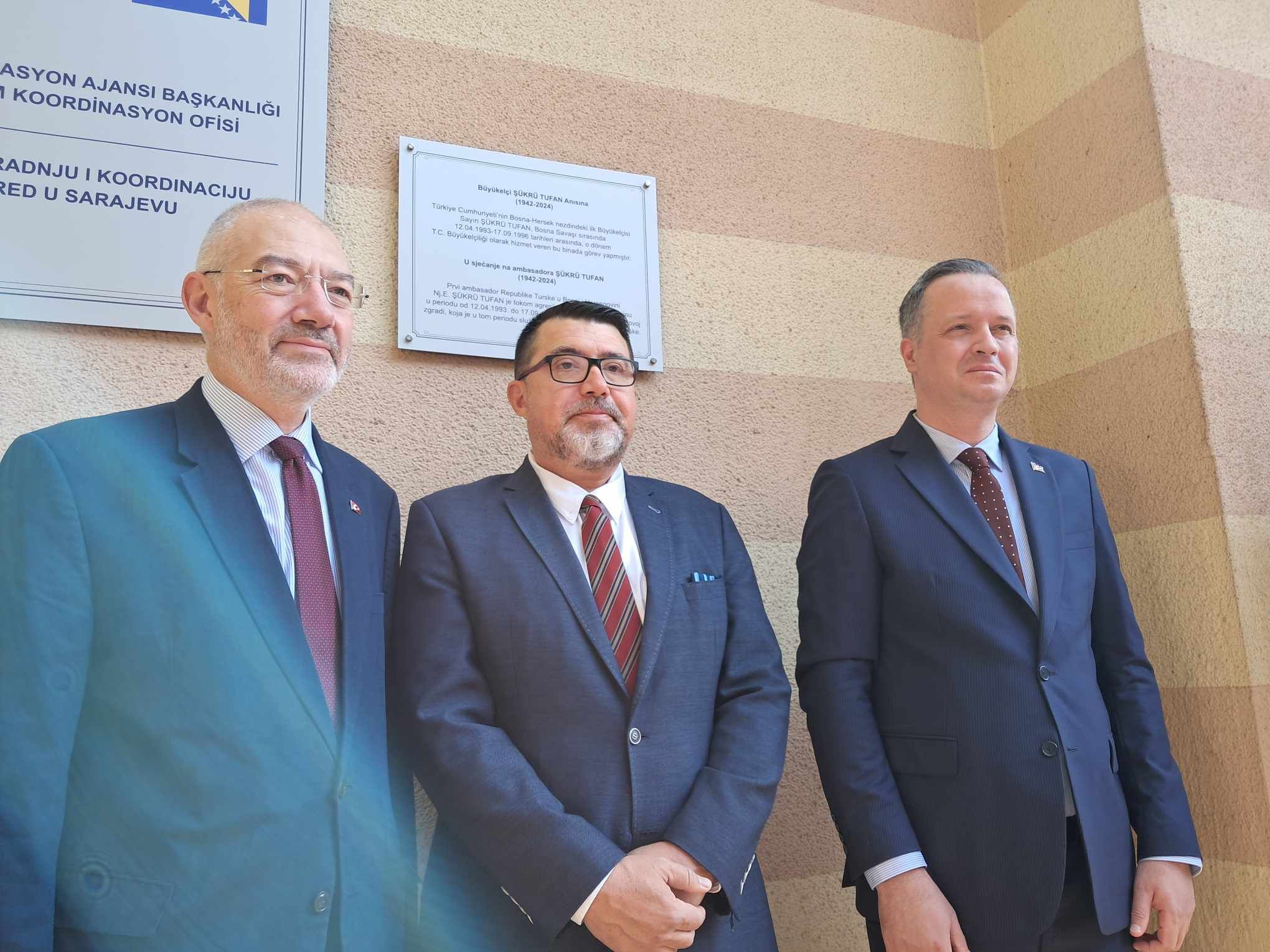 Sin nedavno preminulog bivšeg ambasadora Şükrüa Tufana kazao je kako je njegov otac insistirao da se u toku rata otvori ambasada u Sarajevu, koja je bila i prva ambasada u BiH
