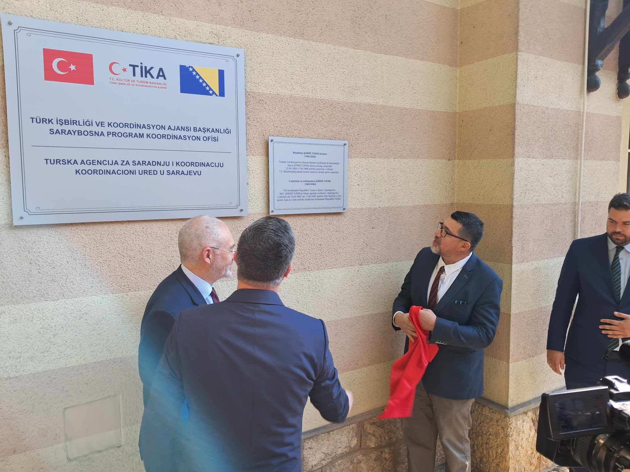 Sin nedavno preminulog bivšeg ambasadora Şükrüa Tufana kazao je kako je njegov otac insistirao da se u toku rata otvori ambasada u Sarajevu, koja je bila i prva ambasada u BiH