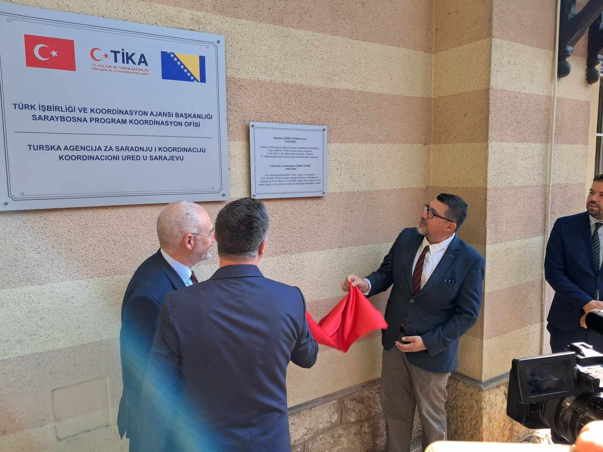 Sin nedavno preminulog bivšeg ambasadora Şükrüa Tufana kazao je kako je njegov otac insistirao da se u toku rata otvori ambasada u Sarajevu, koja je bila i prva ambasada u BiH