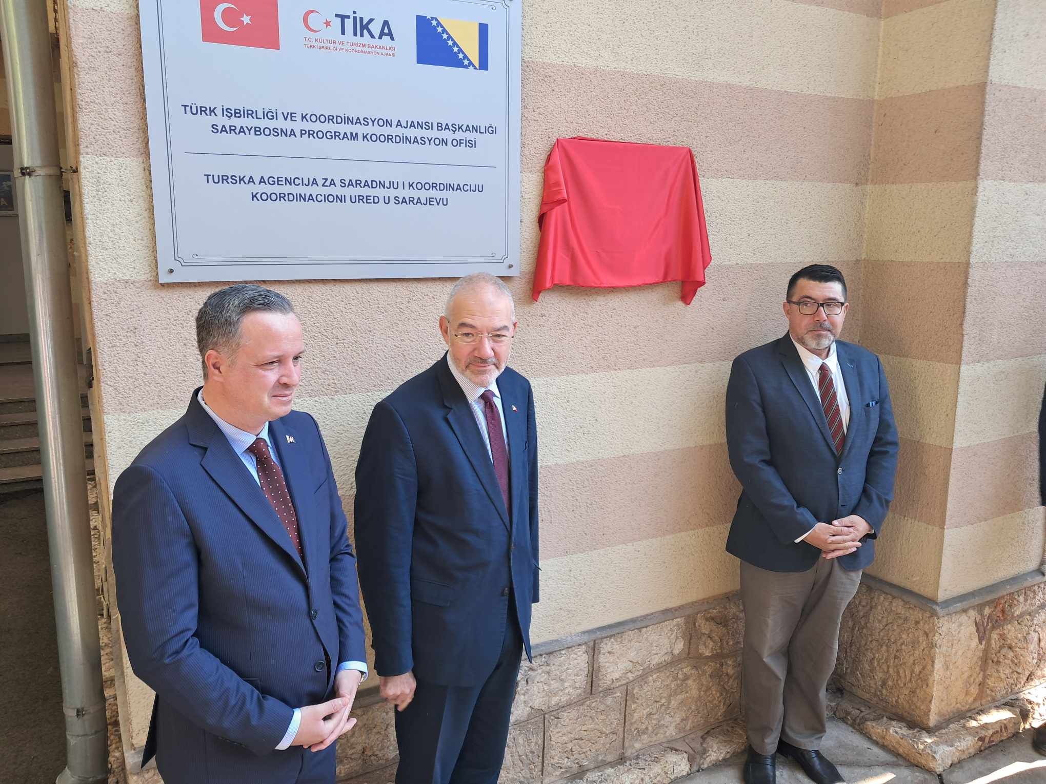 Sin nedavno preminulog bivšeg ambasadora Şükrüa Tufana kazao je kako je njegov otac insistirao da se u toku rata otvori ambasada u Sarajevu, koja je bila i prva ambasada u BiH