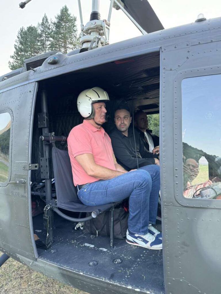 Helikopteri Oružanih snaga gase požar na Tjentištu: Vatra nije zahvatila cestu Foča-Gacko