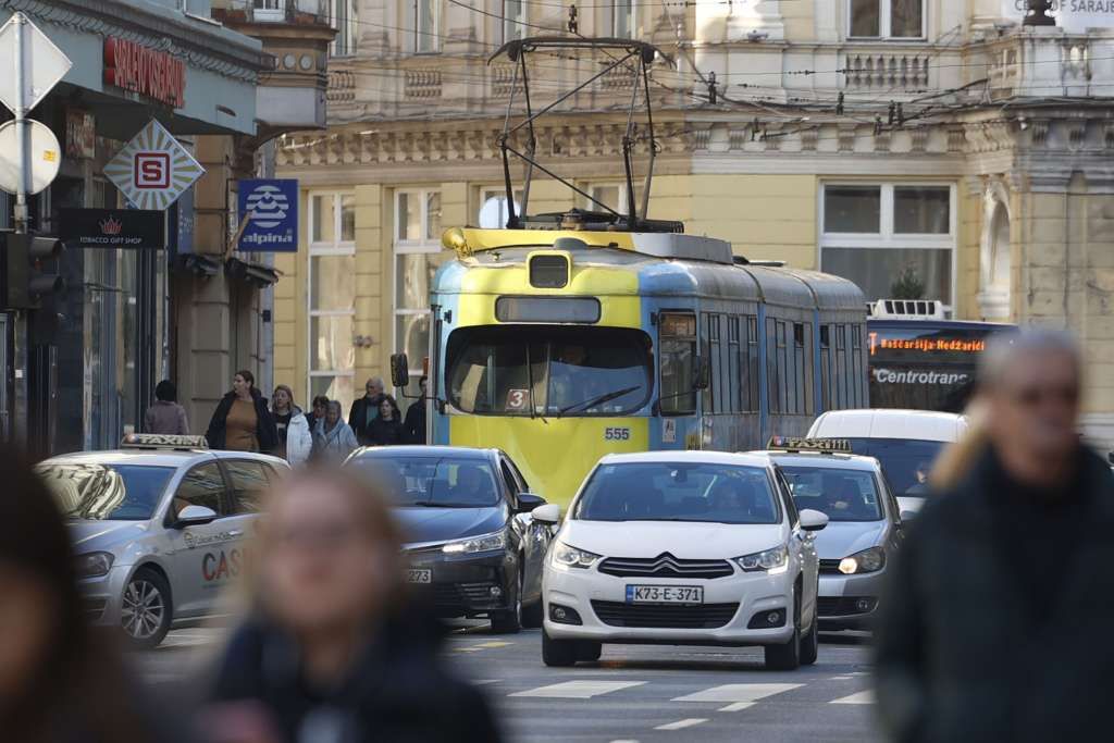 Doći će i do izmjene u odvijanju javnog gradskog prijevoza. Tramvajski saobraćaj u tom periodu odvijat će se na relaciji Skenderija - Ilidža