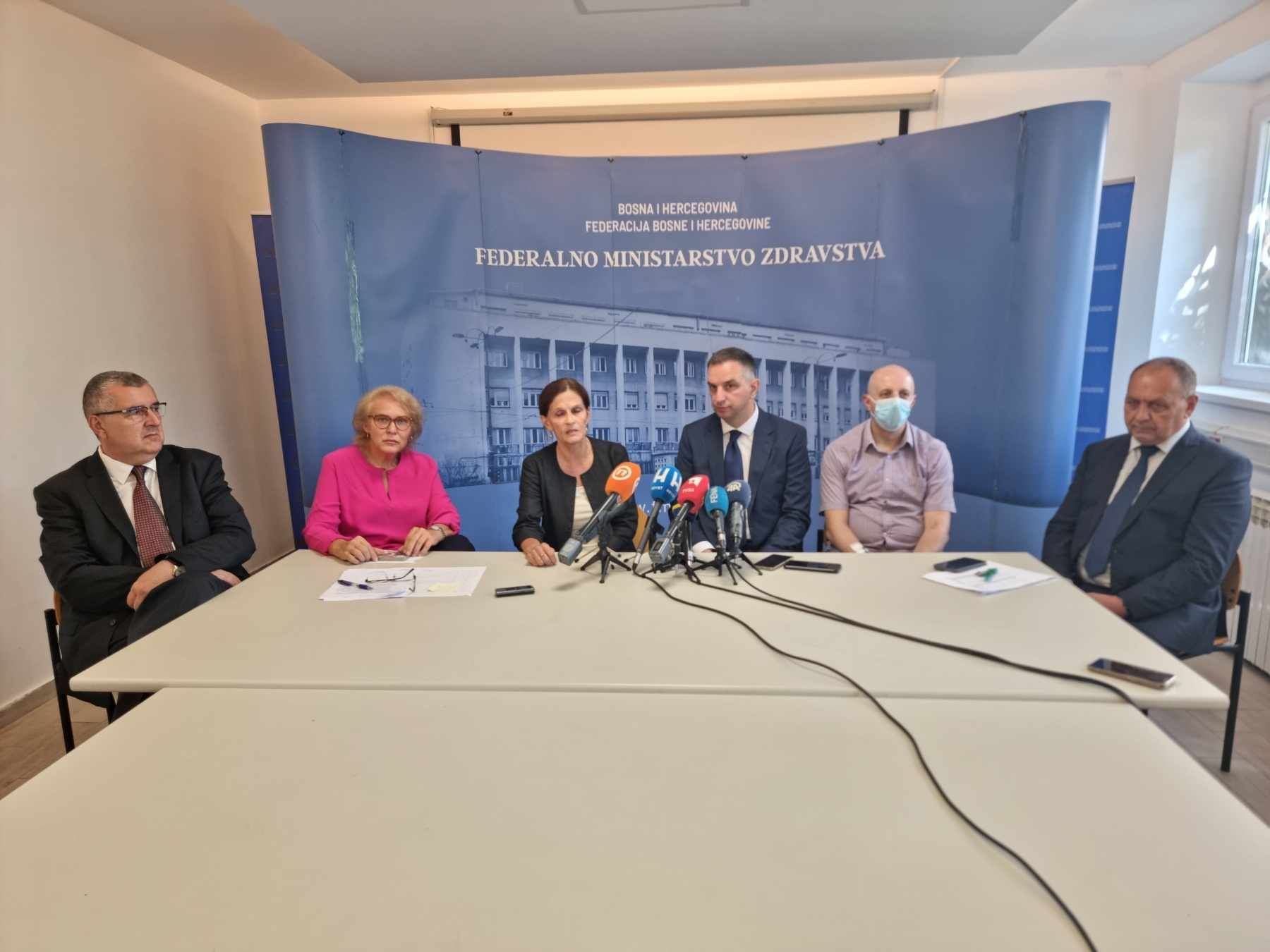 Oko 800 profesionalaca je učestvovalo kroz analize da bi se ovo desilo. Operacija je zavrsni čin, ali prije toga se uradilo jako mnogo.