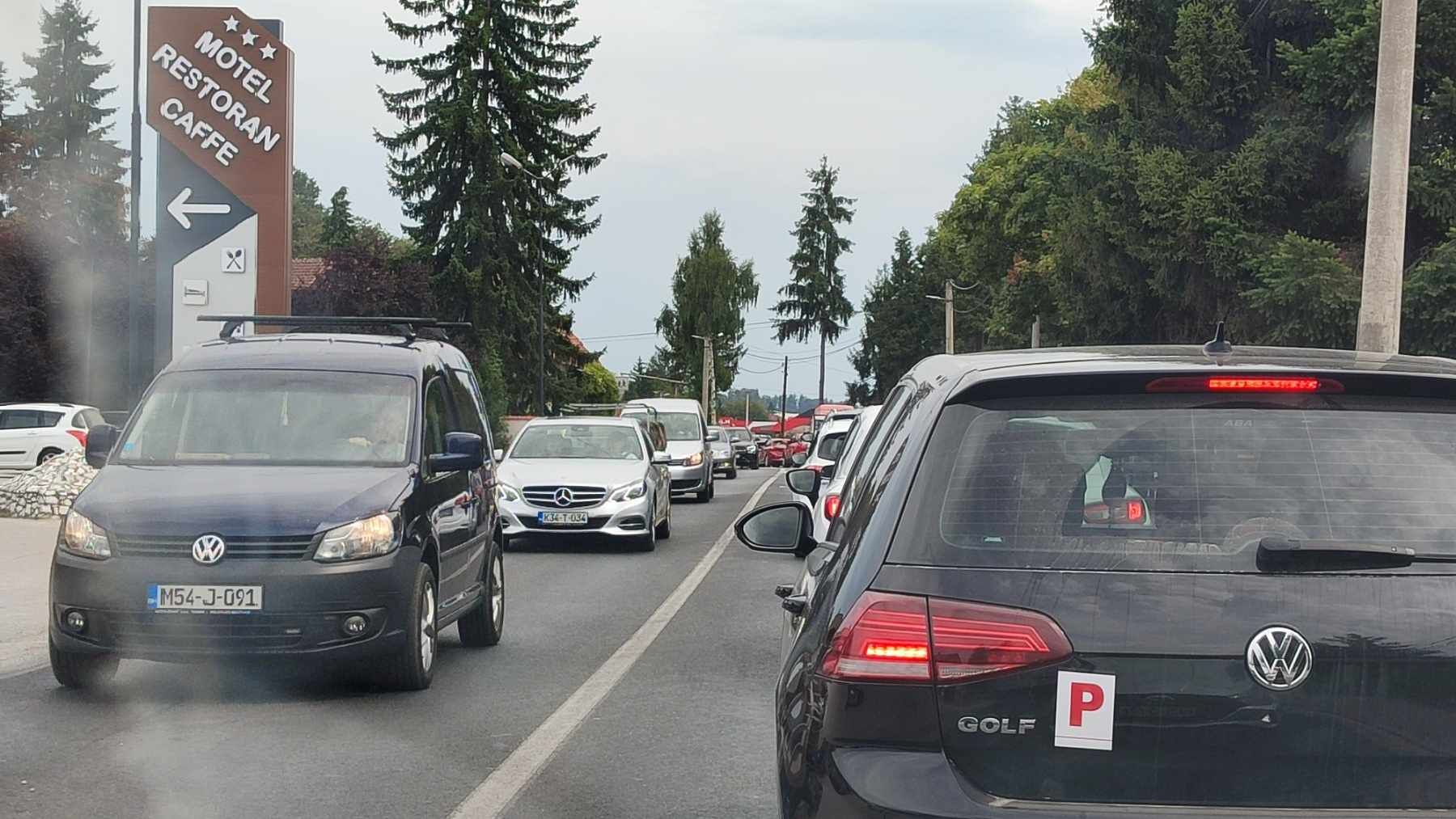 Zbog izrazito frekventnih dionica, na mjestu radova formiraju se duže kolone vozila u oba smjera