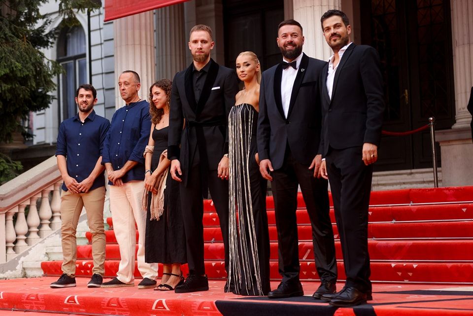 Povod njegovog dolaska je večerašnja projekcija filma o njemu koji se zove "Brate"