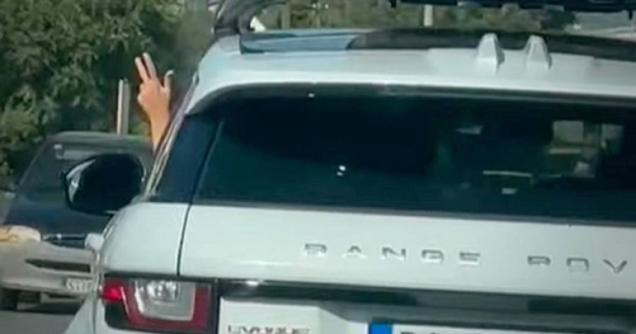 U jednom trenutku zanio se SUV-om i zamalo sudario s vozilima koja su dolazila iz suprotnog smjera