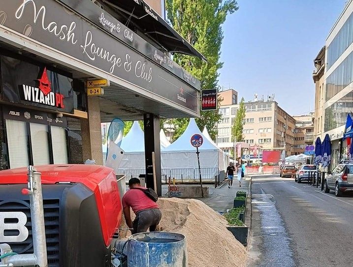Jutros se u ulici Branilaca Sarajeva, odmah do Narodnog pozorišta gdje je centralna tačka SFF, odvijaju radovi na trotoaru