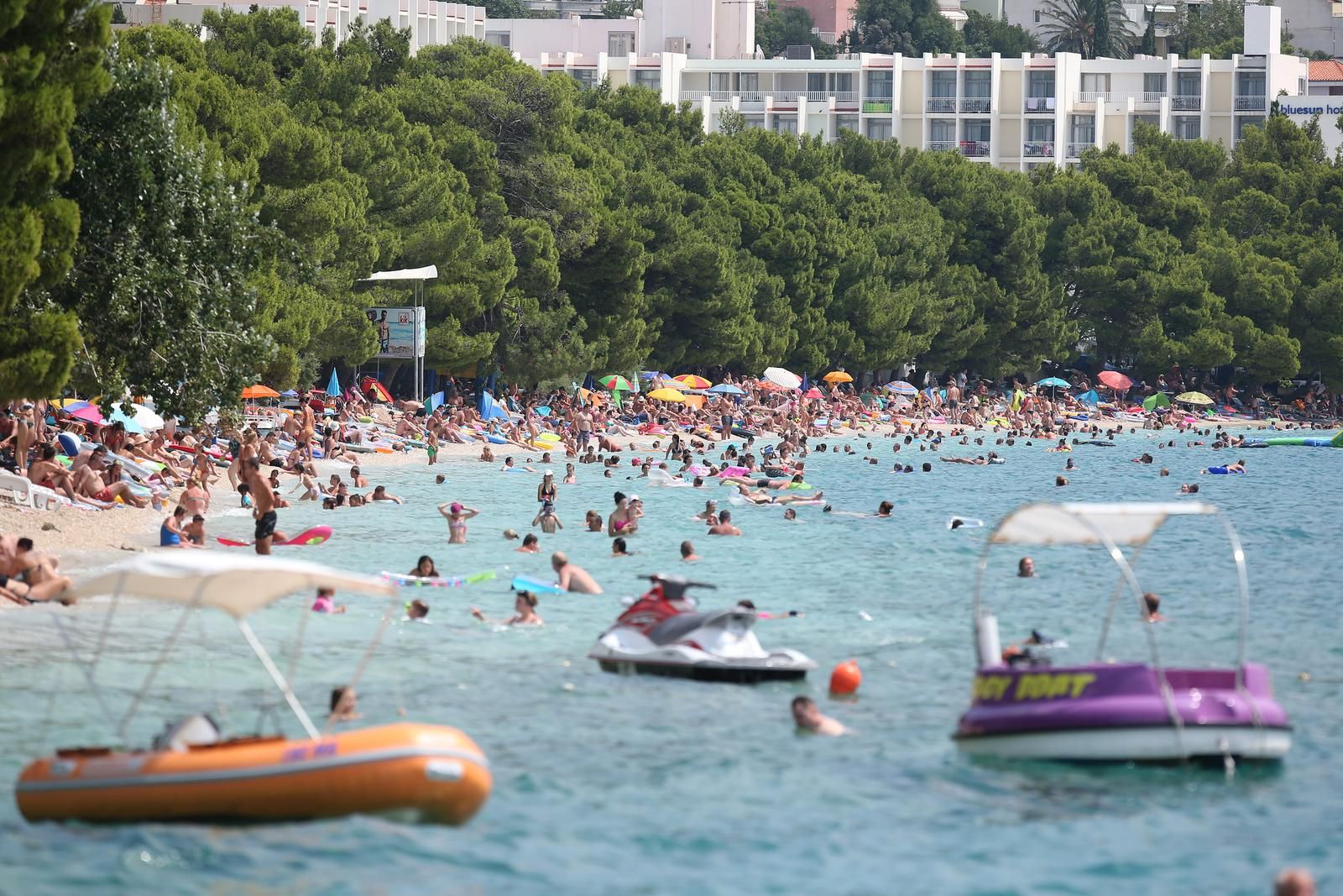 Ljudi ostavljaju smeće po plažama, čikove, svoje ručnike i ležaljke – rezerviraju svoj dio plaže 