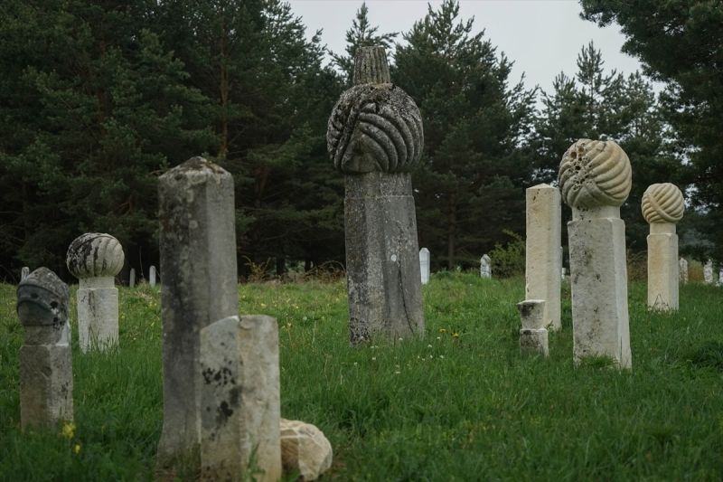 Nekrepole stećaka često su uništavane u dominantno katoličkim i pravoslavnim sredinama iz prostog razloga što se ni katolici ni pravoslavci sa stećcima nisu mogli identificirati