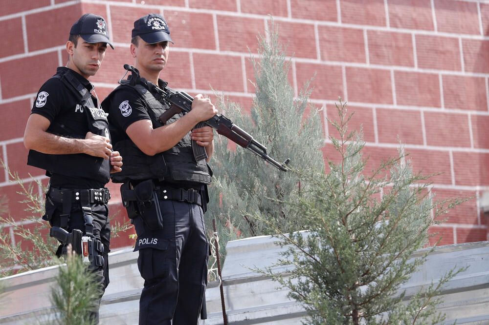 Kada je policija stigla na lice mjesta mogla je samo da konstatuje smrt Džejlin (2), Džemre (4) i Nije (14).