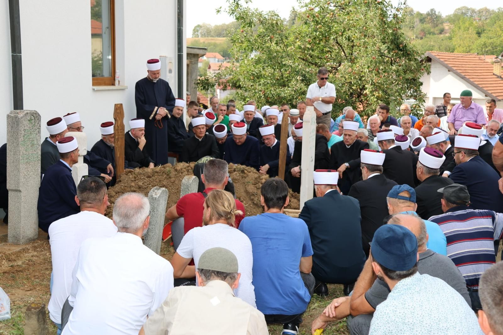 Emeritus prof. dr. Omer Nakičević ukopan je danas u njegovom rodnom mjestu