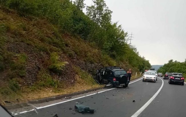 Oko 13 sati dogodila se saobraćajna nesreća u kojoj su učestvovala tri vozila