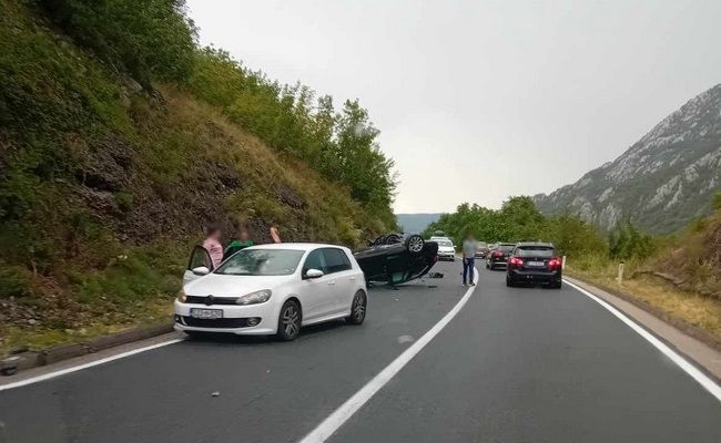 Oko 13 sati dogodila se saobraćajna nesreća u kojoj su učestvovala tri vozila