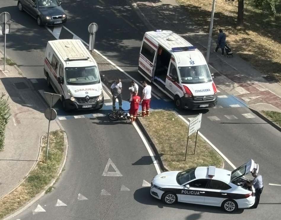 U nesreći je učestvovalo sanitetsko vozilo transportne ekipe Doma Zdravlja Zenica a prvi pomoć unesrećenoj osobi pružili su pripadnici Službe hitne medicinske pomoći Doma Zdravlja 