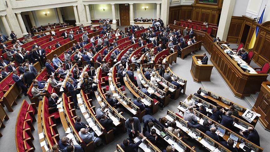 ICC procesuira teške zločine kao što su genocid i zločini protiv čovječnosti i ima ovlasti izdati naloge za hapšenja koje moraju izvršiti države stranke