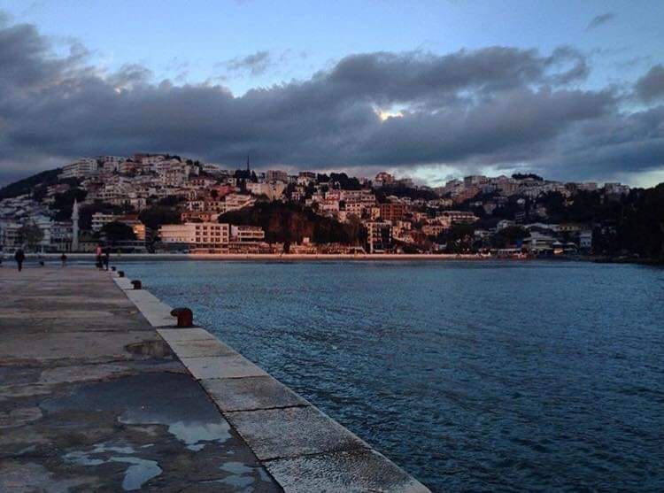 Vidio je da nisu konzumirale hranu, nego samo pile piće i odmah svhatio da se nije zagrcnula