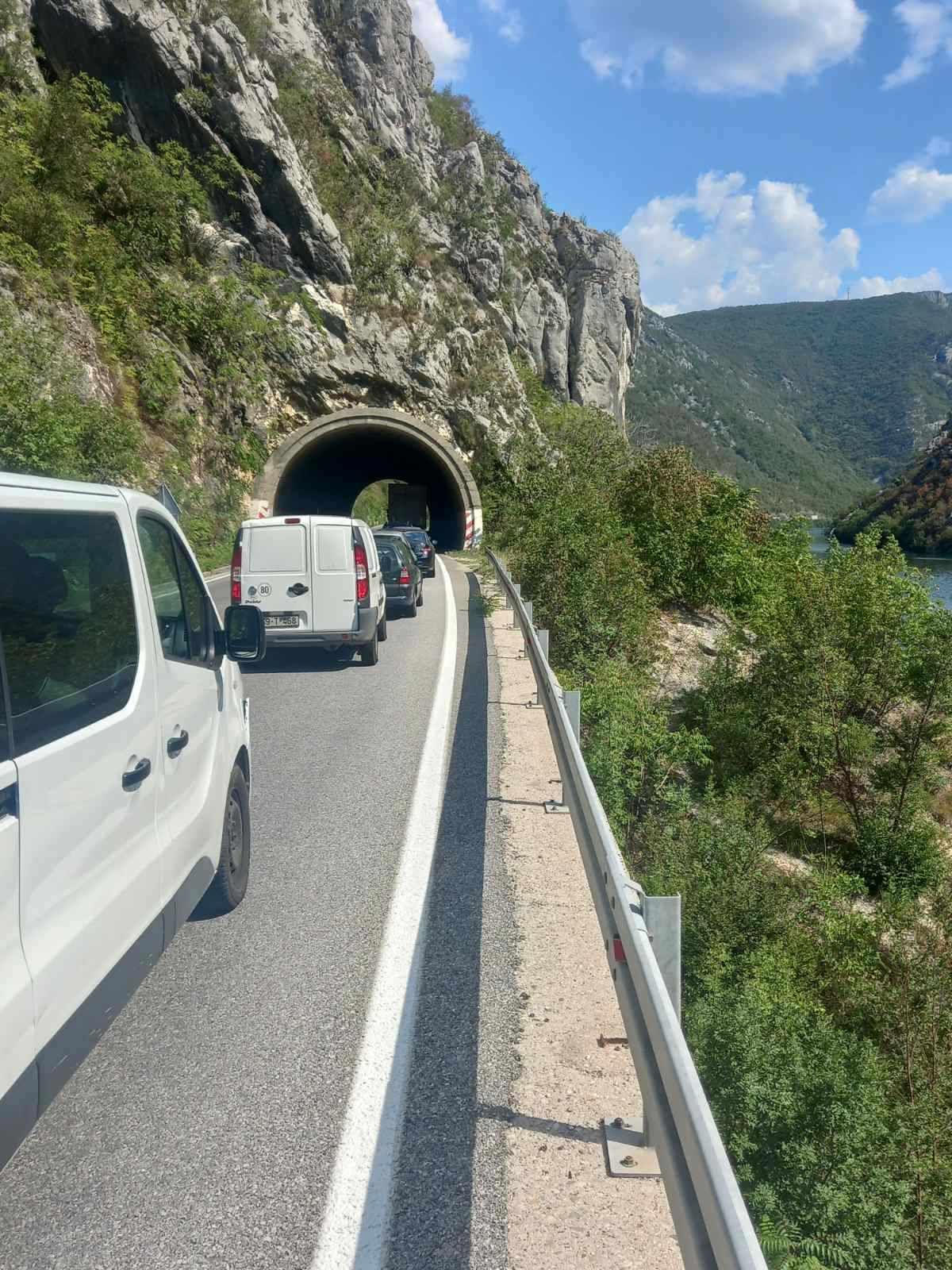 Krš i lom u Hercegovini: Teška saobraćajna nesreća, jedno vozilo smrskano