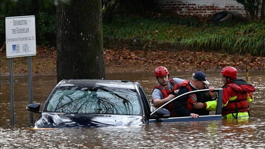 Uragan, koji je počeo zahvaćati dio savezne države Virginia sjevernije, noćas je izazvao obilne kiše i u državama New York i New Jersey