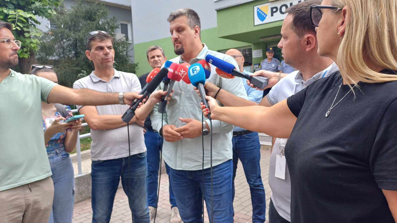 U trenutku napada u školi bilo djece: Obratili se zvaničnici nakon masakra u Sanskom Mostu