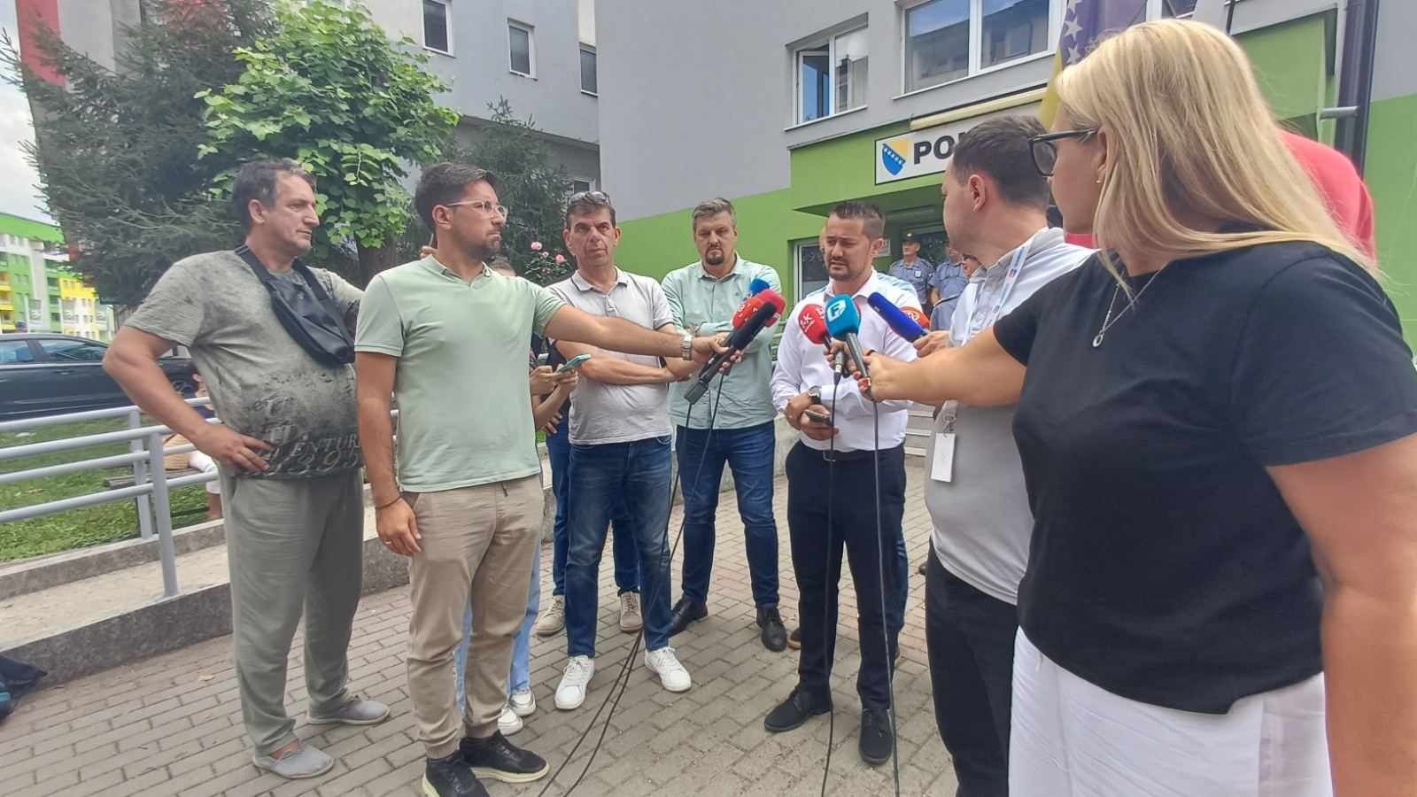 U trenutku napada u školi bilo djece: Obratili se zvaničnici nakon masakra u Sanskom Mostu