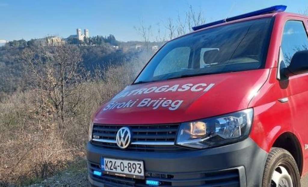 Vatrogasna jedinica grada Široki Brijeg izašla je na teren u 1.55 sat iza ponoći