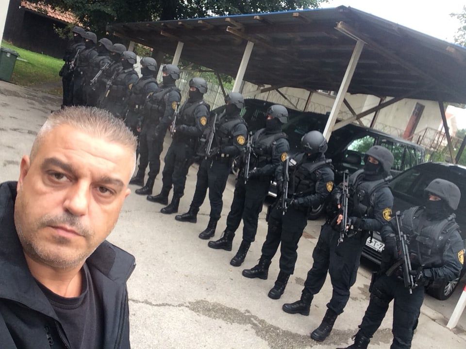 Svake sedmice, emisija donosi napete reportaže o radu policijskih patrola i ekipa hitne pomoći, prikazujući dinamiku uličnog života i izazove s kojima se suočavaju službenici