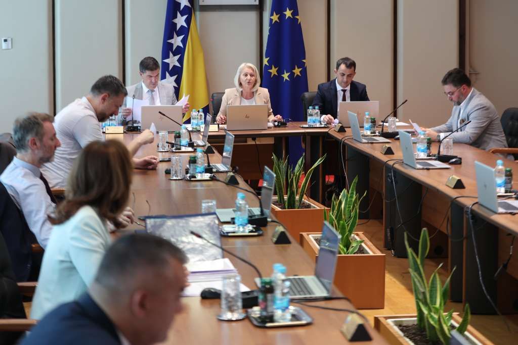 Predložena je također izmjena odluka o zabrani uvoza i provoza određenih pošiljki u Bosnu i Hercegovinu radi sprječavanja unošenja ifluence ptica