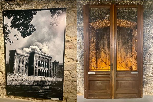 Izložba prikazuje niz emotivnih i potresnih fotografija snimljenih upravo na dan paljenja Vijećnice, 26. augusta 1992. godine