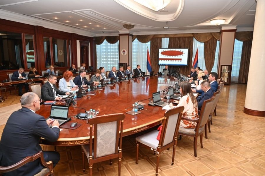 Mnogi obični ljudi ispaštaju zbog toga jer ljudi ostaju bez posla zbog toga što rade u firmama koje su u vlasništvu bilo porodice Dodik bilo drugih visokopozicioniranih političara