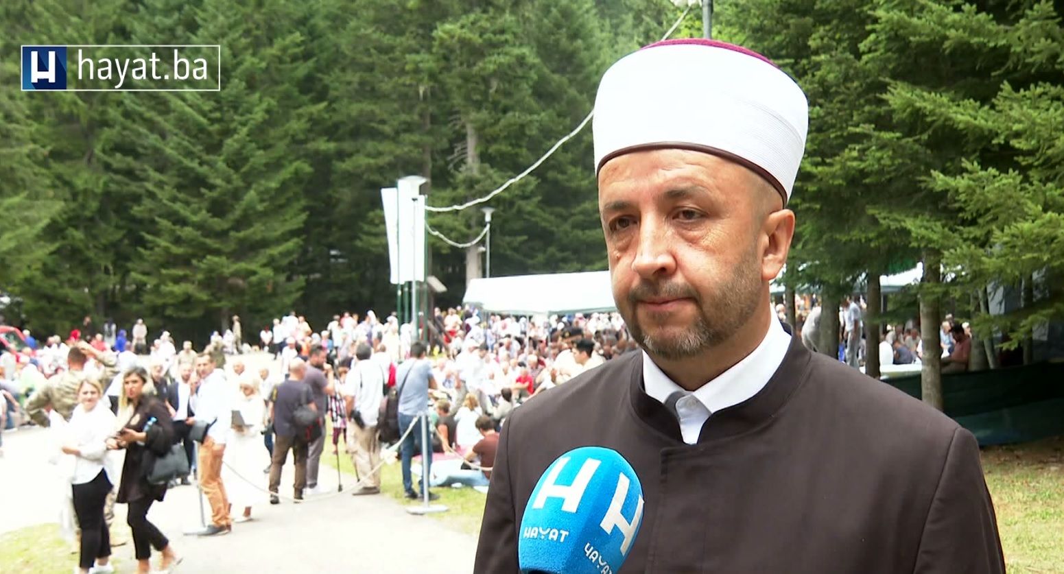 Veliki broj građana, porodice šehida i poginulih boraca, veterani, kao i predstavnici vlasti položili su cvijeće na tri lokacije