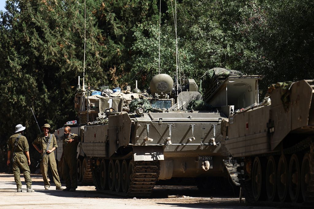 U nedjelju ujutro, Hezbollah je rekao da je isporučio svoj očekivani odgovor lansiranjem stotina bespilotnih letjelica i raketa katjuša, projektila kratkog dometa iz sovjetske ere