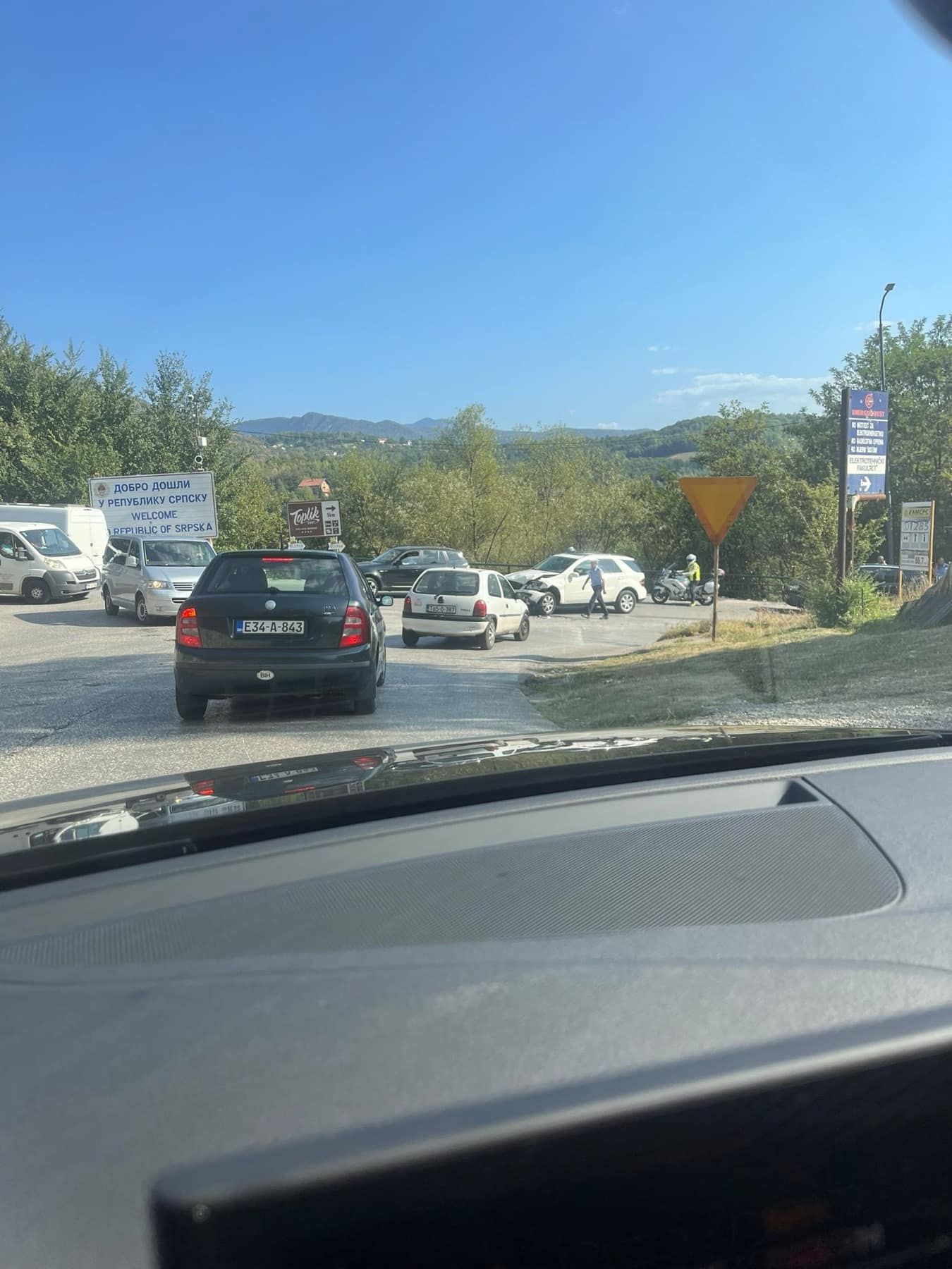 
Zbog saobraćajne nesreće formirale su se gužve koje otežavaju saobraćaj na ovoj dionici