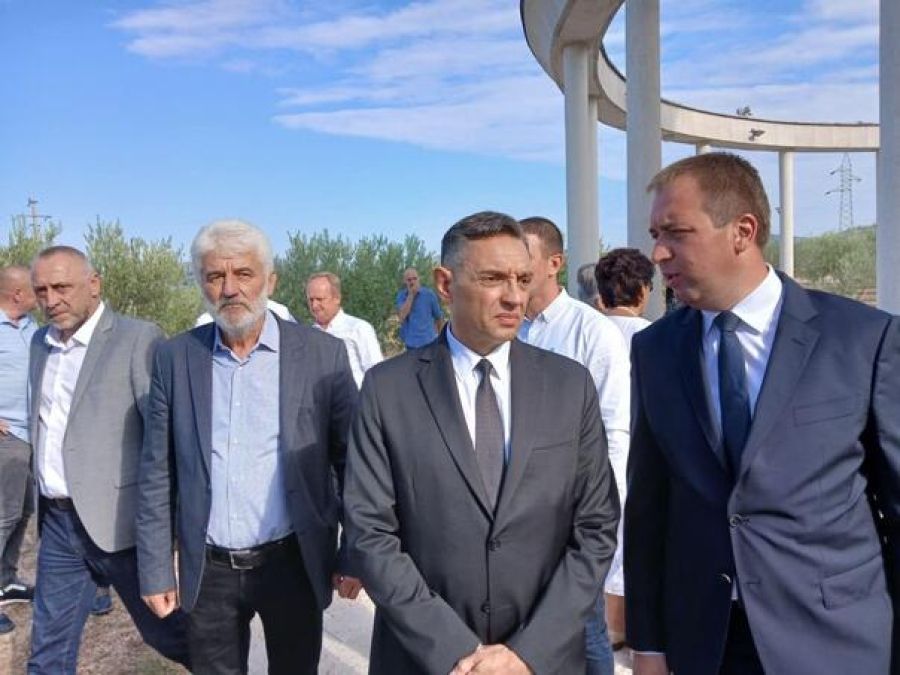 Neka se oni raduju svojoj pakosti ali ja sam danas sa svojim narodom - rekao je Vulin